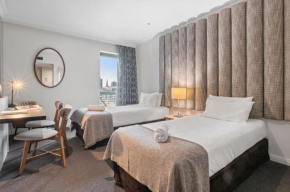 Modern Nomads Metro Urban Studio with City View & Indoor Pool, Melbourne